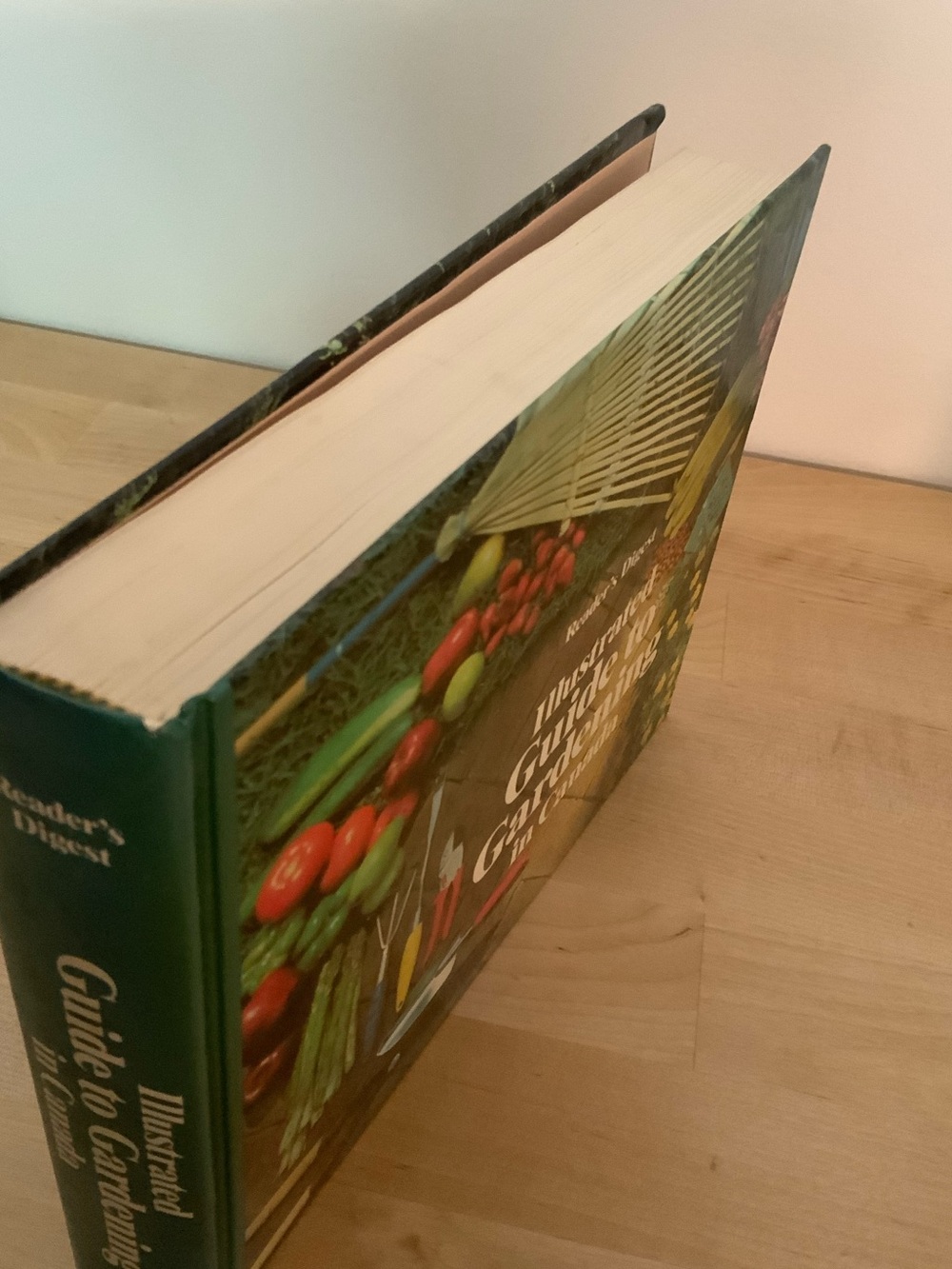 Reader's Digest Illustrated Guide to Gardening in Canada - Hardcover book - Picture 4 of 6